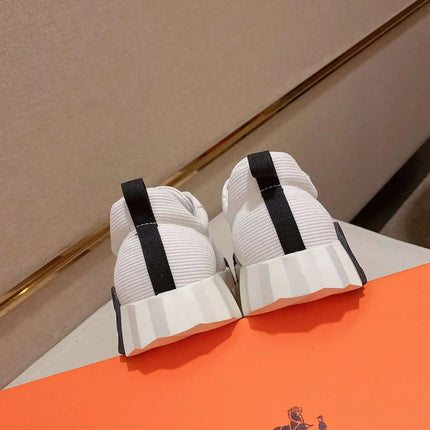 Sneakers Bouncing