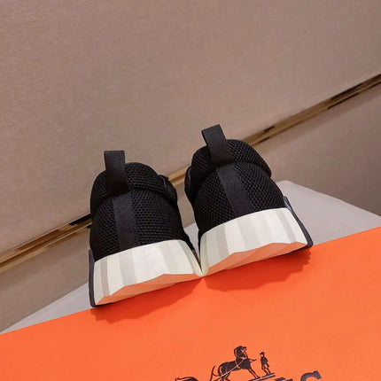 Sneakers Bouncing
