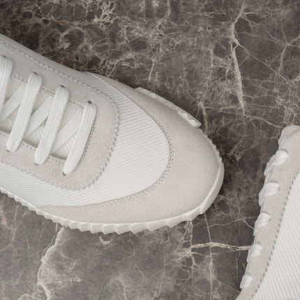 Sneakers Bouncing