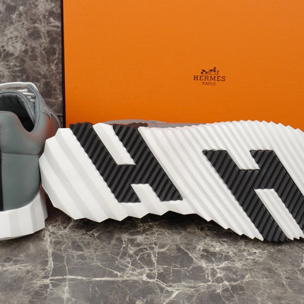 Sneakers Bouncing