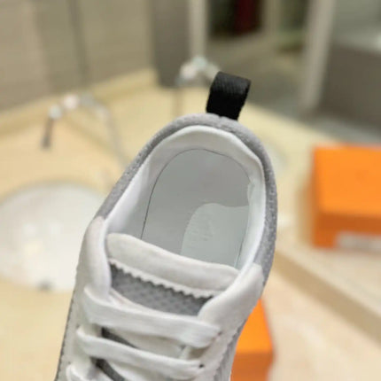 Sneakers Bouncing