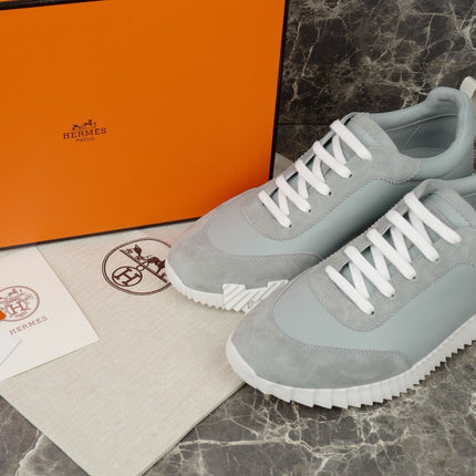 Sneakers Bouncing