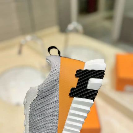 Sneakers Bouncing