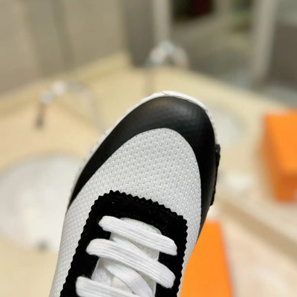 Sneakers Bouncing